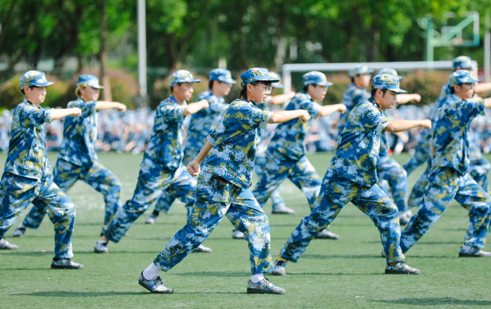 新生入学军训.jpg